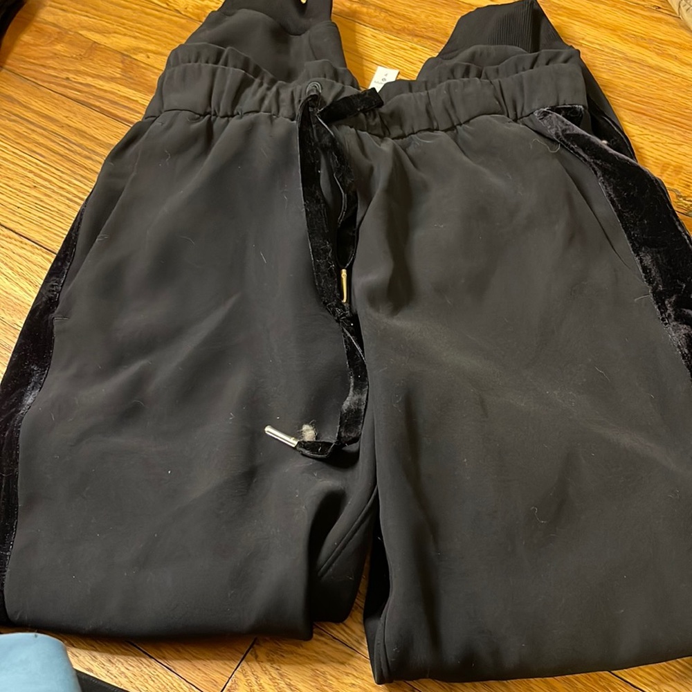 Lululemon On the Fly Jogger Velvet Trim Special Edition Black Size 4 black
